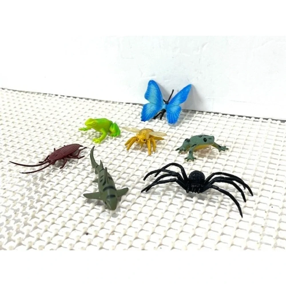 Lot of 7 Plastic Insects, Animals, And Frogs Toy Figurines 2